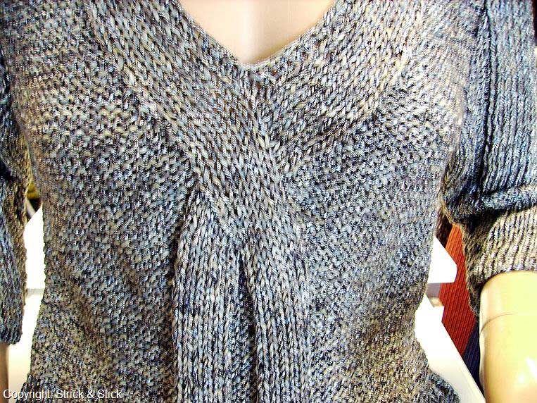 Pullover mit betontem V-Ausschnitt – wirkt besonders attraktiv mit glatten bzw. glänzenden Garnen.