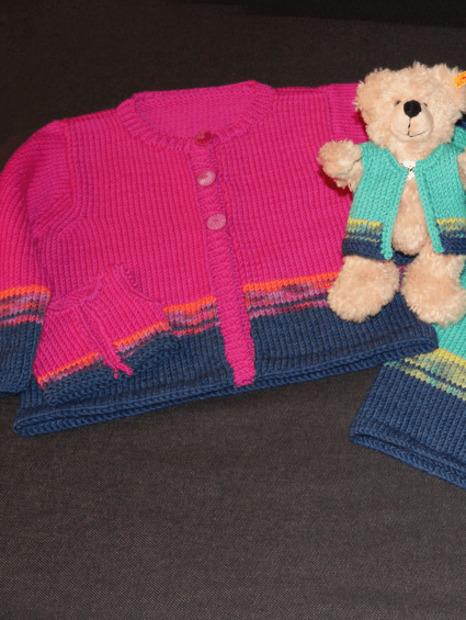 Kinderjäckchen (Zwillingsoutfit) aus der klassischen Cool Wool. Ein weiches, maschinenwaschbares Merino-Garn.